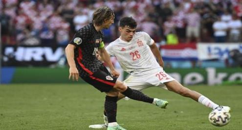 "ترك الصحفيين وغادر".. انزعاج مودريتش من سؤال صحفي إسباني (فيديو)